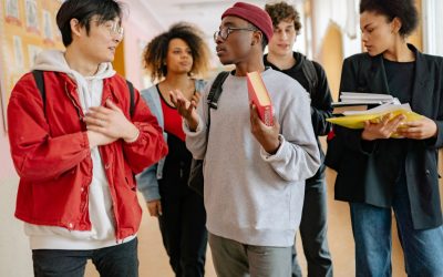 Casquettes et Culture : Quand le Streetwear Influence la Haute Couture